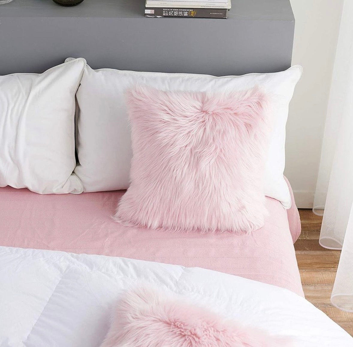 •ALMOHADA PELUDA DECORATIVA•